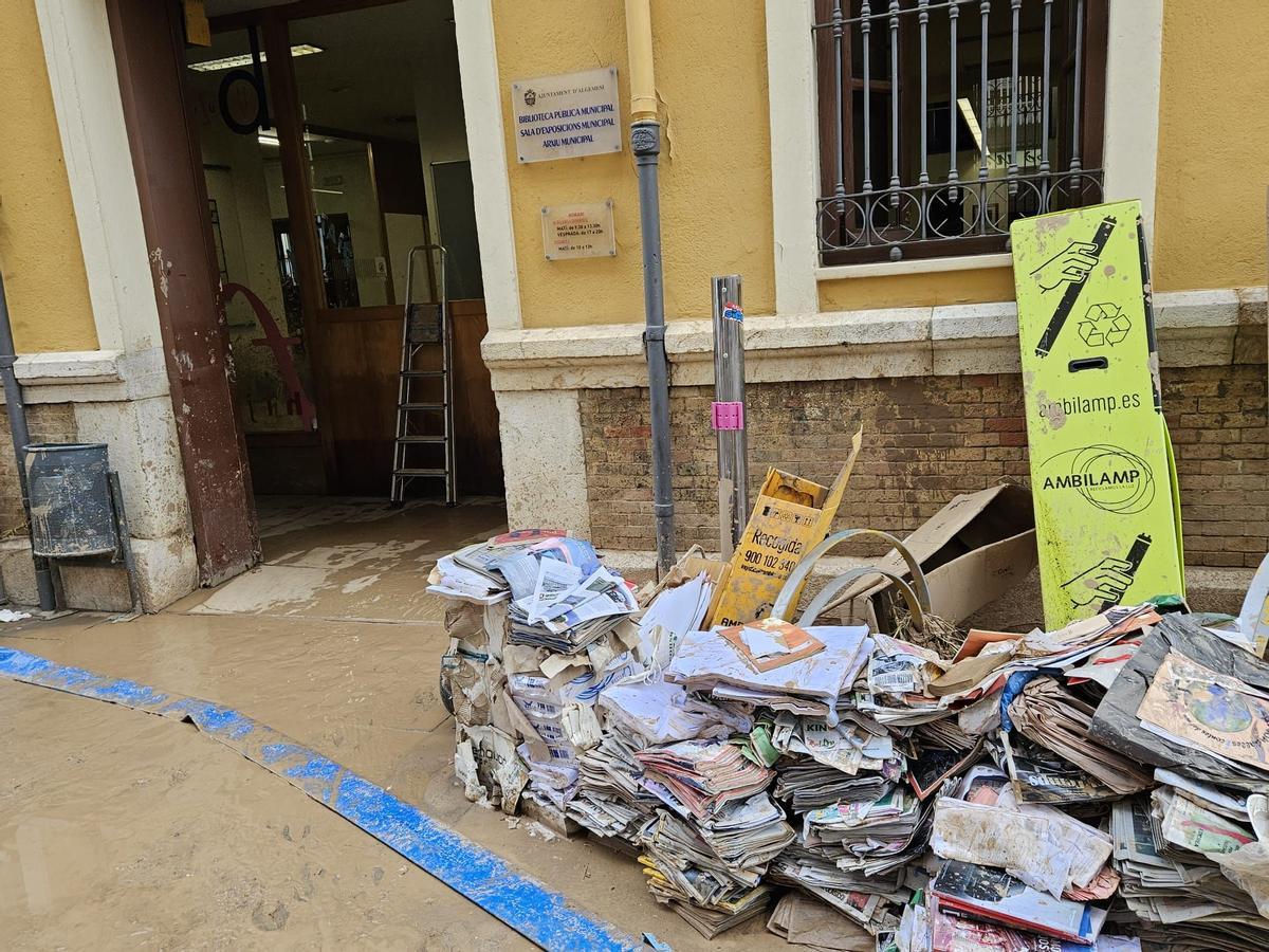 Decenas de libros apilados a las puertas de la biblioteca de Algemesí, en una imagen de archivo.