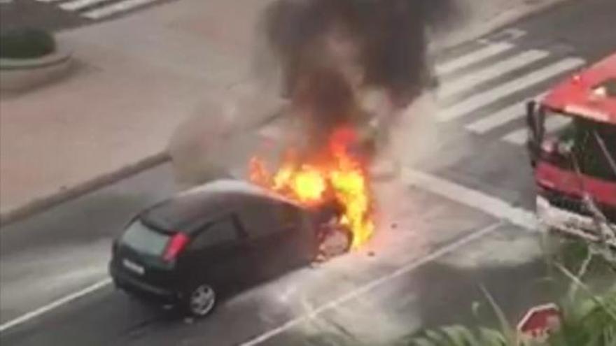 Arde un coche en la Avenida Juan Carlos I