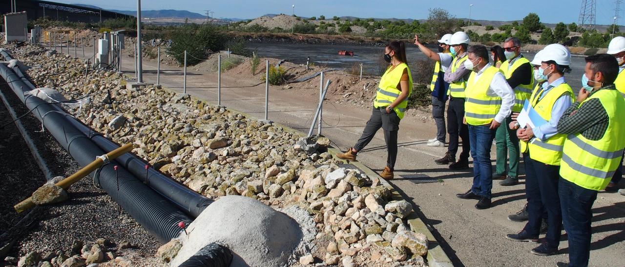 La consellera Mireia Mollà, junto al alcalde de Villena y los técnicos de la obra, visitando la depuradora.