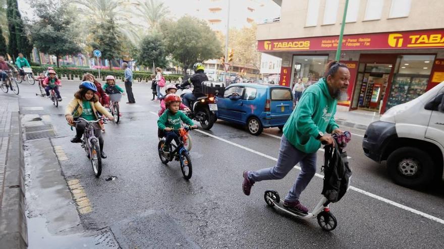 Alumnos y padres del CEIP Es Pont reclaman desde 2014 un carril bici en Son Gotleu.