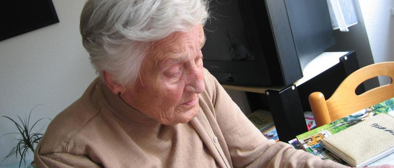Una dona amb Alzheimer fent exercicis per potenciar la memòria a casa seva. | DIARI DE GIRONA