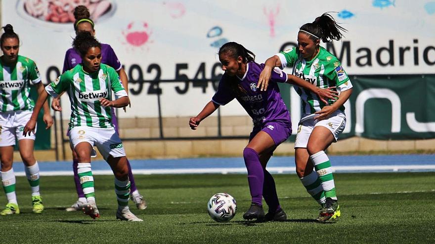 La futbolista tinerfeña Yerliane, rodeada de jugadoras del Real Betis, en el choque disputado en el Felipe del Valle. | | EL DÍA