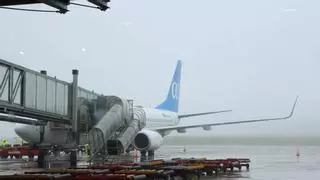 La densa niebla en Vigo complica los aterrizajes en el aeropuerto de Peinador y provoca retrasos