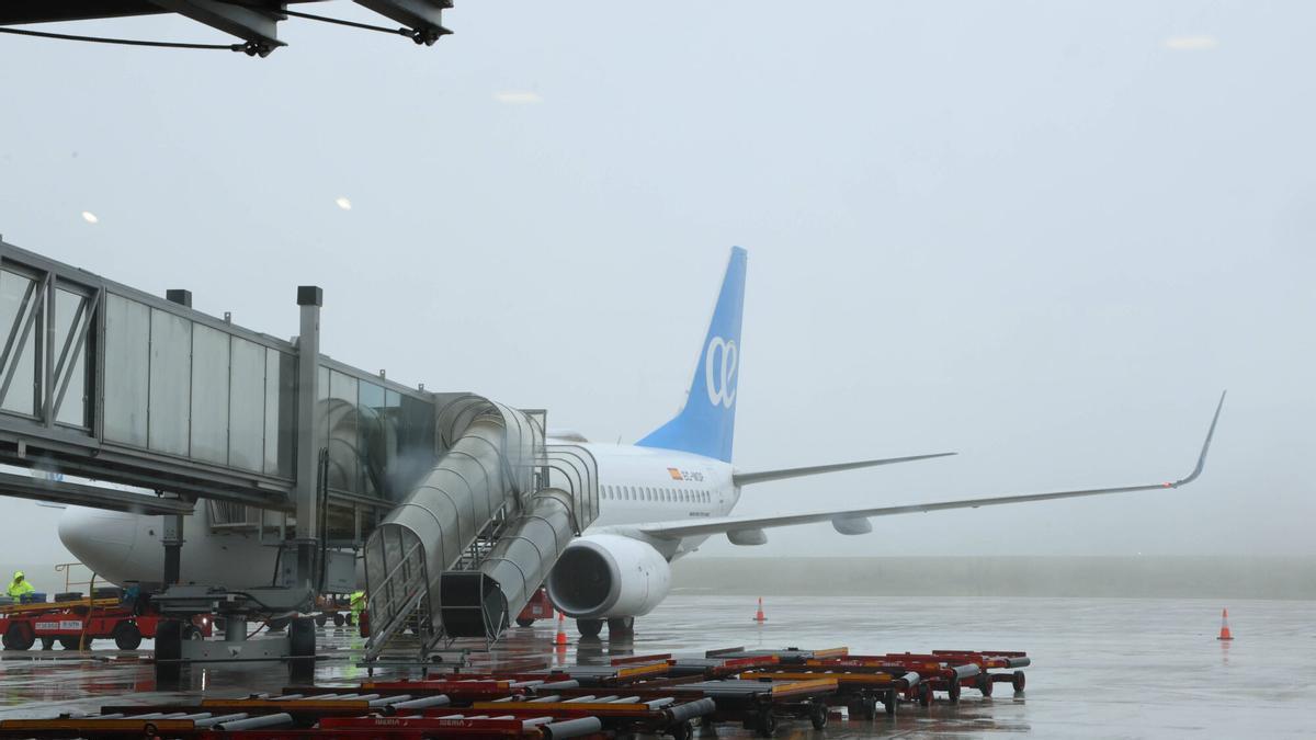 La densa niebla en Vigo complica los aterrizajes en el aeropuerto de Peinador y provoca retrasos