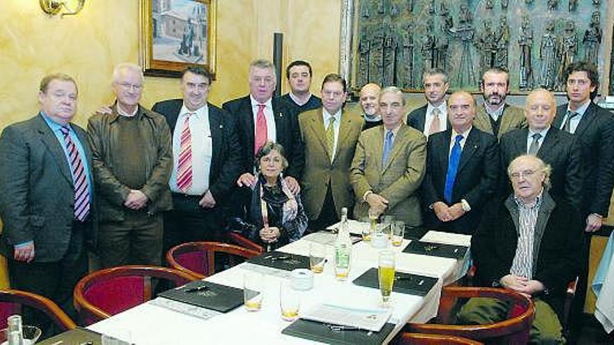 Parte del jurado, antes de sentarse a deliberar en el restaurante Casa Conrado.