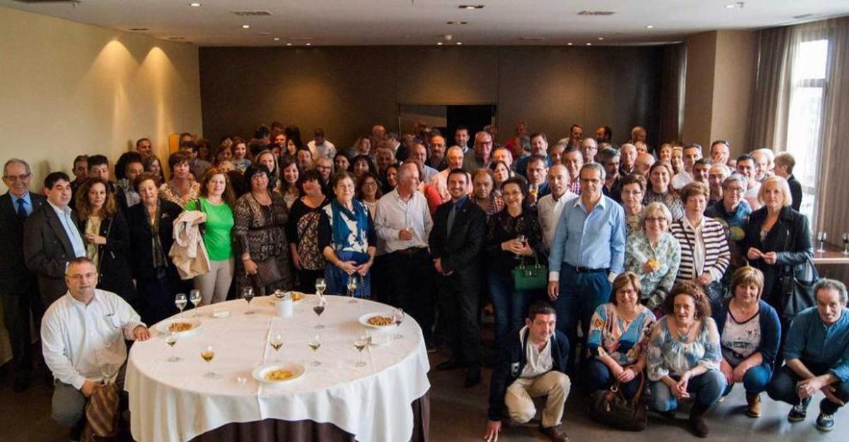 Foto de familia de los exalumnos poco antes de comenzar la comida anual de hermandad.