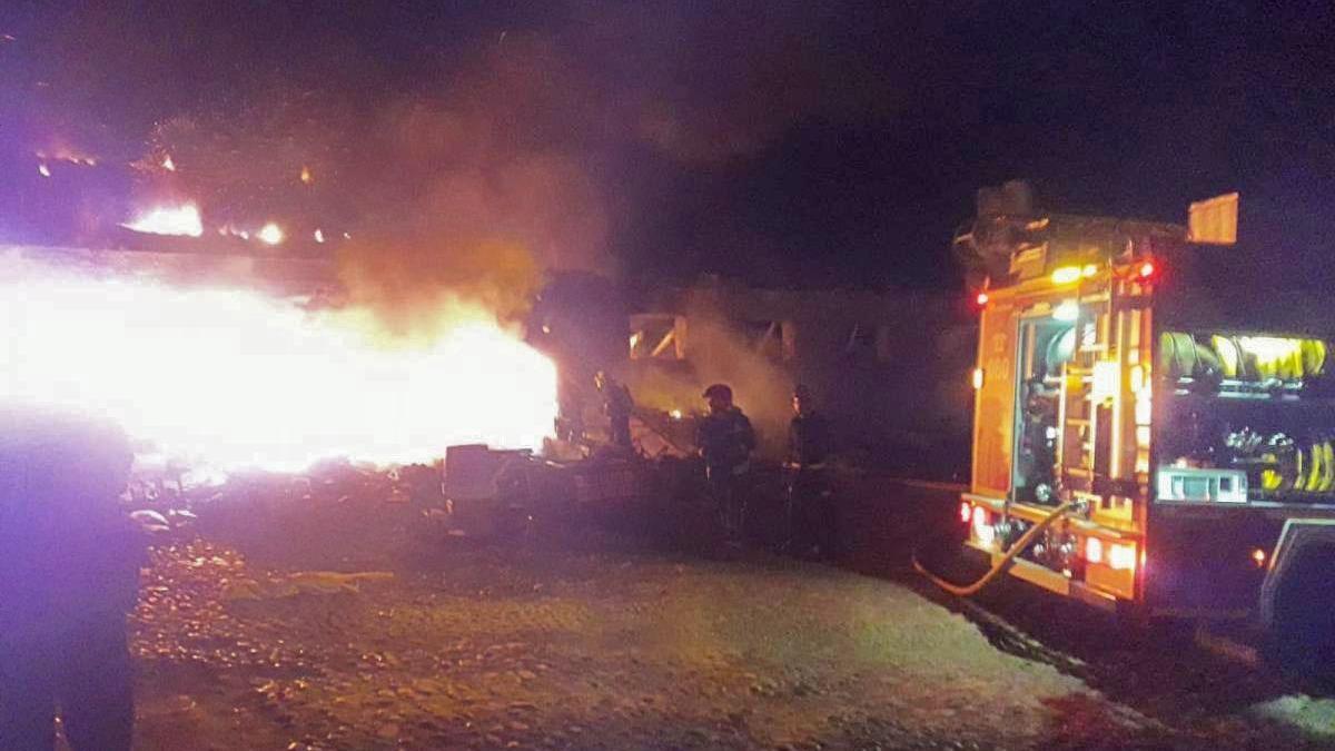 Arde un asentamiento rumano en el polígono Pedroches