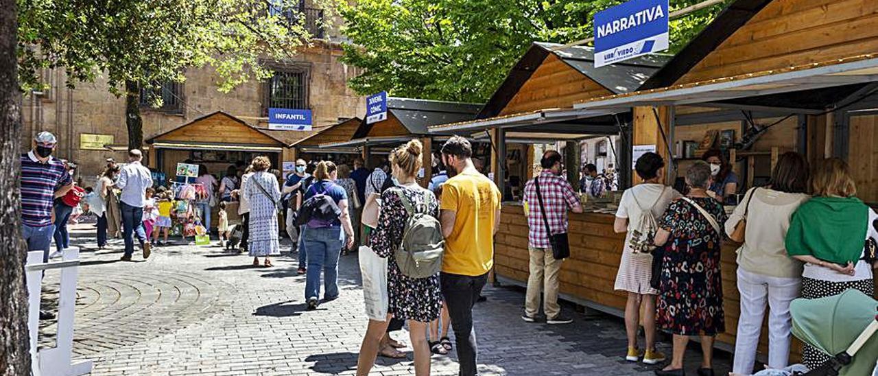 Asistentes a LibrOviedo en la plaza Porlier. | Nazaret Quintas