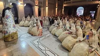 La Virgen recibe a las falleras 2025 para el Besamanos