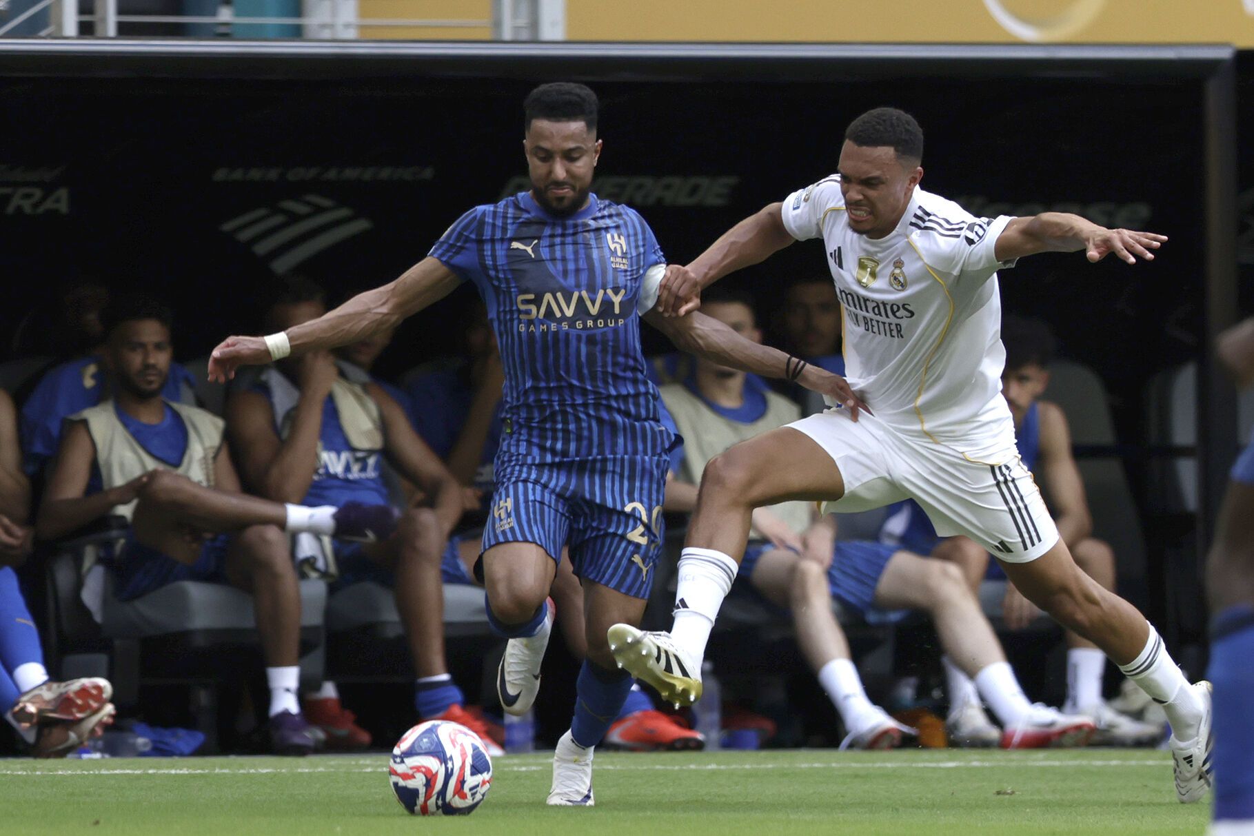 EVE6411. MIAMI (ESTADOS UNIDOS), 18/06/2025.- Trent Alexander-Arnold (d) de Real Madrid disputa el balón con Salem Al-Dawsari de Al Hilal este miércoles, en un partido del Mundial de Clubes entre el Real Madrid y Al Hilal en el estadio Hard Rock de Miami (EE.UU.). EFE/Andre Coelho