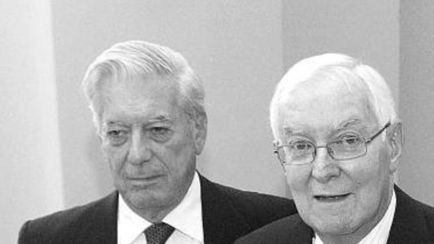 Vargas Llosa y García de la Concha, en una imagen de archivo. | módem press