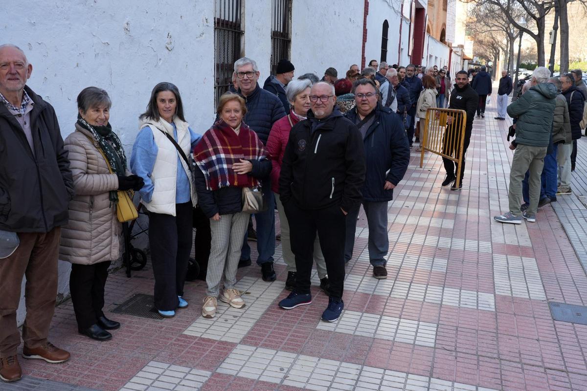 Colas desde primera hora en la plaza de toros de Castelló para comprar las entradas de la Magdalena 2026
