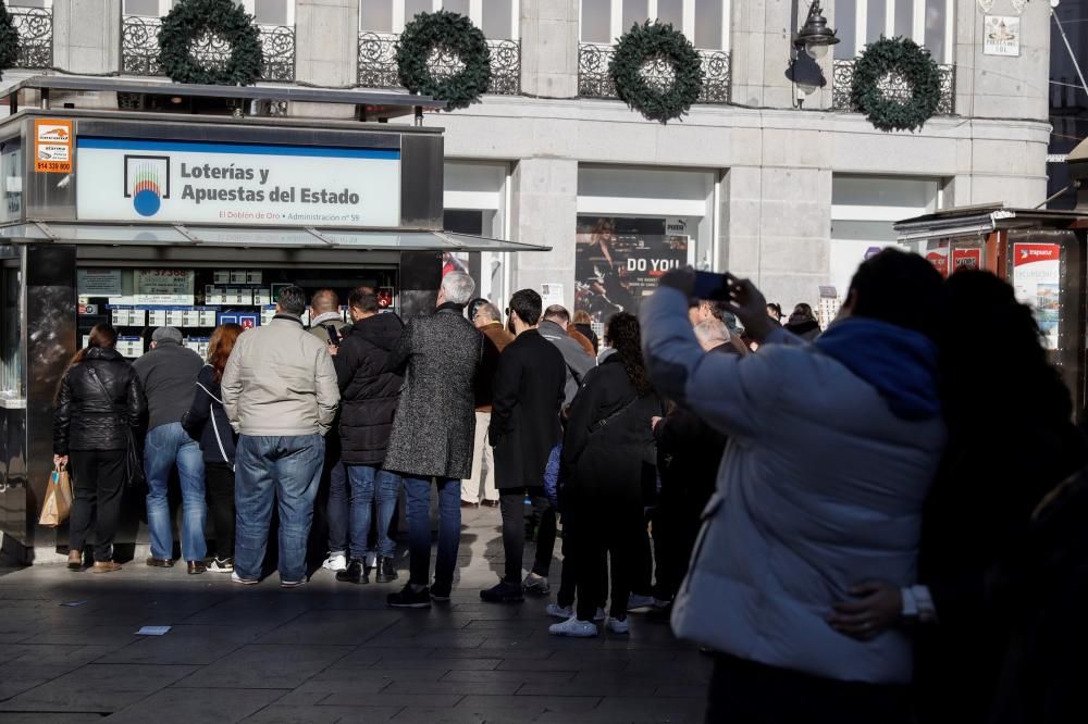 Colas para comprar los décimos antes del Sorteo