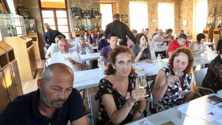 Cata comentada celebrada en la tarde noche de ayer en Salvaterra de Miño.  // A. Hernández