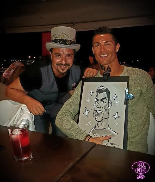 Cristiano Ronaldo apura sus vacaciones en Ibiza. En la imagen posa con el caricaturista Raúl Moya en el Lío..