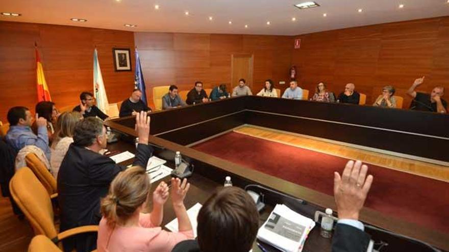 Votación en el pleno de Sanxenxo, esta mañana. // Gustavo Santos