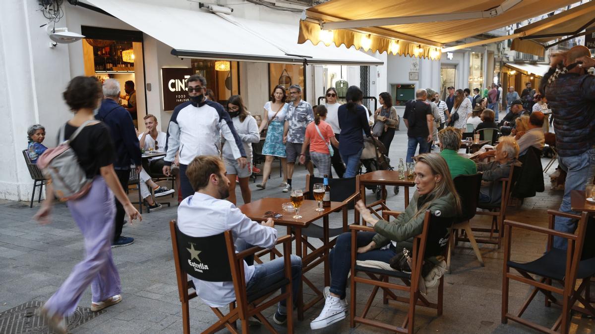 L’entorn de Barcelona rep un 70% més de turisme que el 2020 i un 49,5% menys que el 2019 L’entorn de Barcelona rep un 70% més de turisme que el 2020 i un 49,5% menys que el 2019