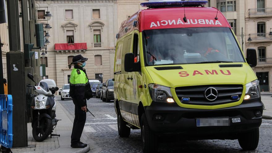 El SAMU asiste a una mujer tras sufrir una parada cardíaca en El Campello