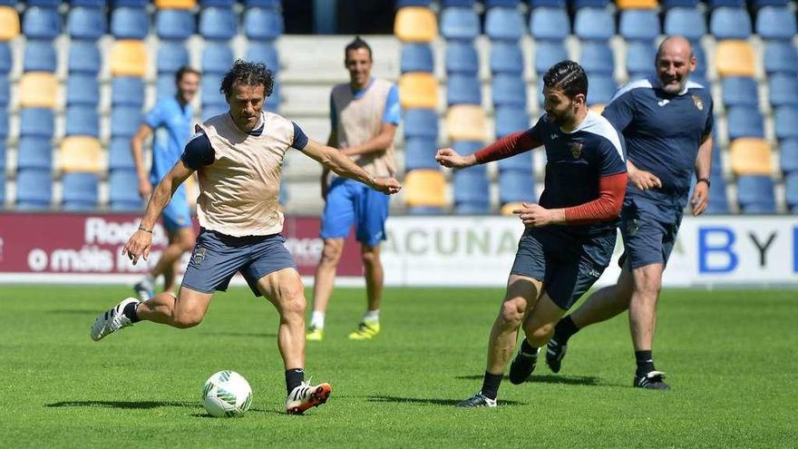 Luisito, Moncho y Pepe Rico durante el partidillo del entrenamiento de ayer en Pasarón. // Gustavo Santos