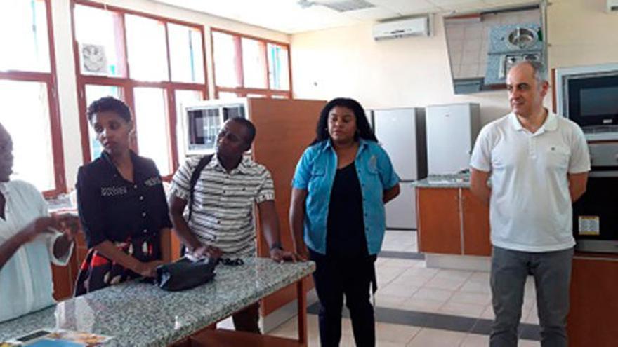 Luis Gras, a la derecha de la imagen, durante su visita a la universidad mozambiqueña de Lurio.