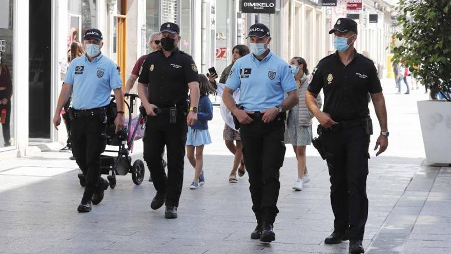 Los policías portugueses, en la calle Príncipe.   | // PABLO HERNÁNDEZ GAMARRA