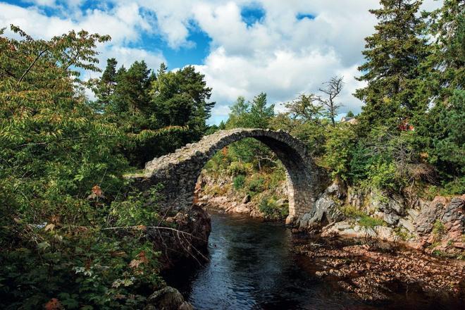 Puente de Old Packhorse, Parque Nacional de Cairngorms, Reino Unido, Paisajes reales