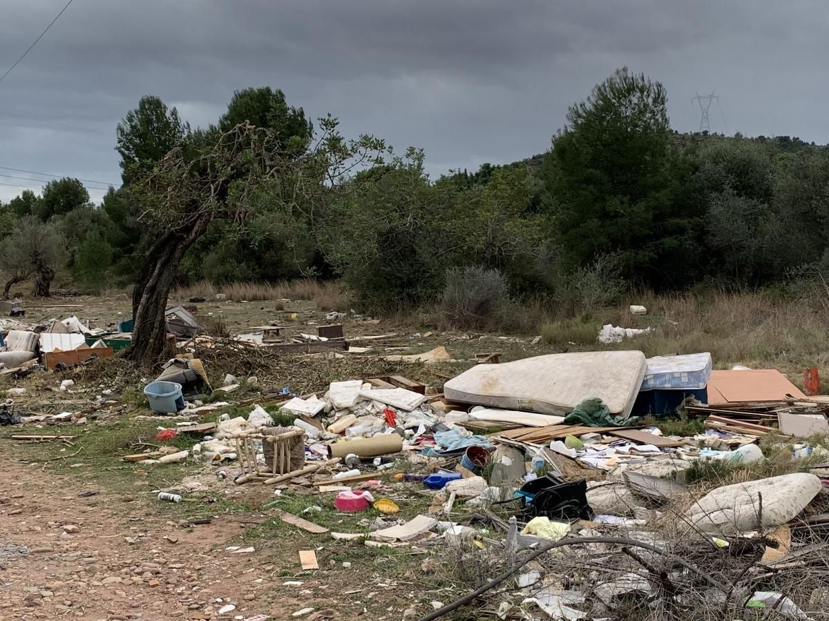Toneladas de basura se acumulan en un macrovertedero ilegal de la Vall d'Uixó