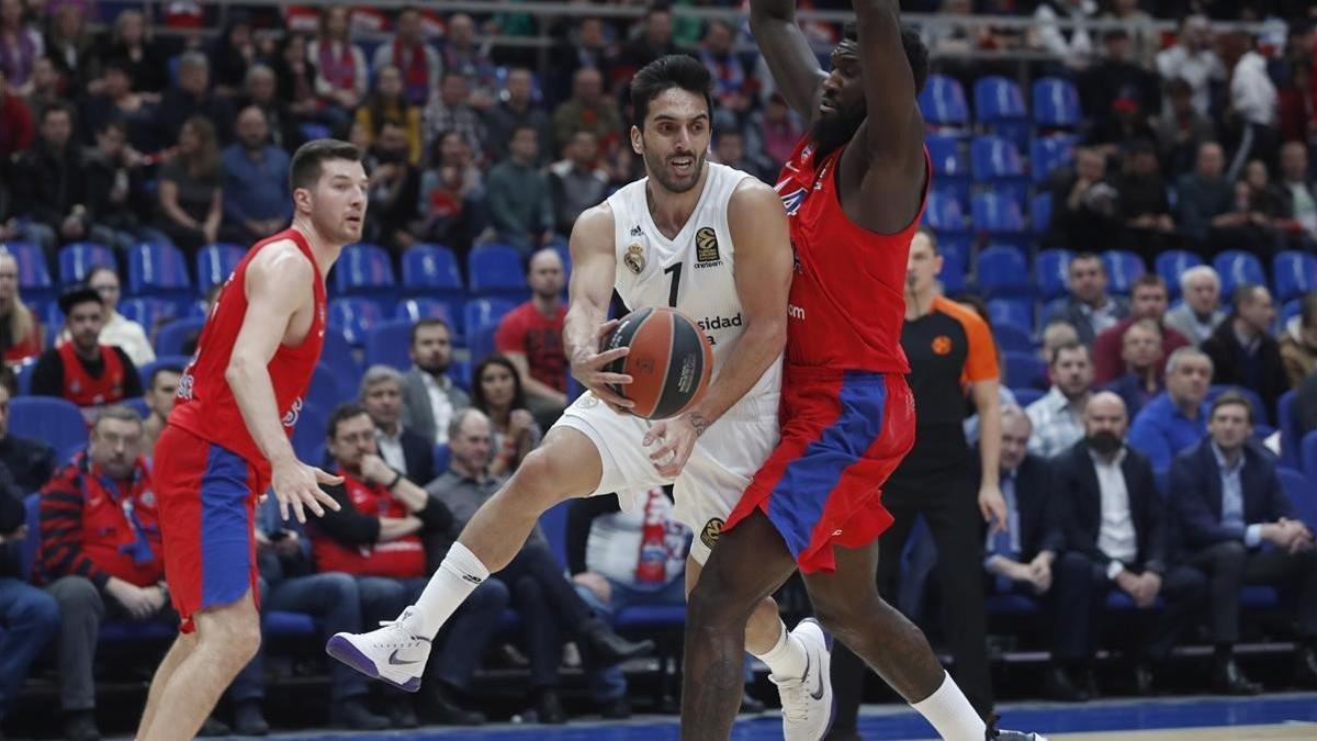 El base madridista Campazzo se mete entre Peters y Hunter en el partido de Moscú.