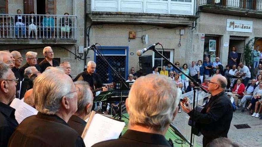 Uno de los grupos corales durante el festival &quot;Así canta Cangas&quot;, celebrado en el Eirado do Costal. // Gonzalo Núñez