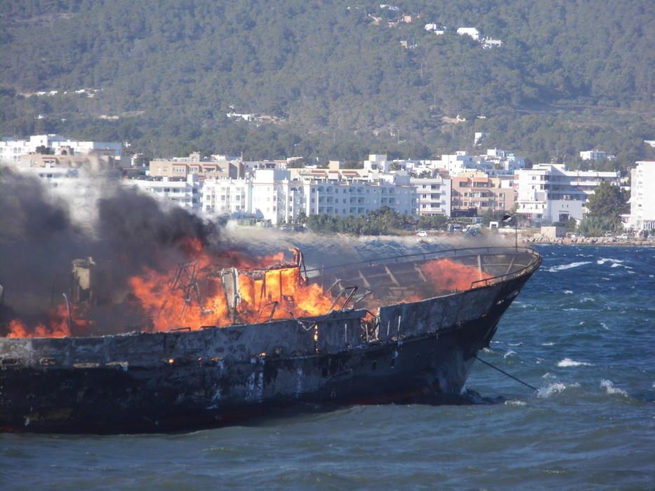 Arden dos barcos enfrente de la costa de Ibiza