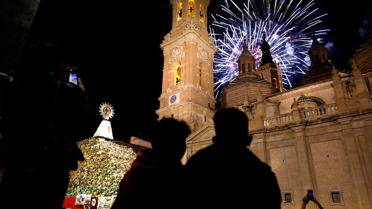 En imágenes | Unos espectaculares fuegos artificiales ponen el broche de oro a las Fiestas del Pilar 2023