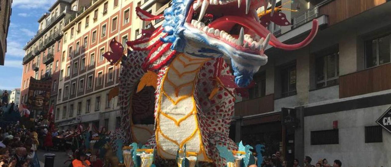 Una carroza, preparada para salir al desfile, en Viaducto Marquina.