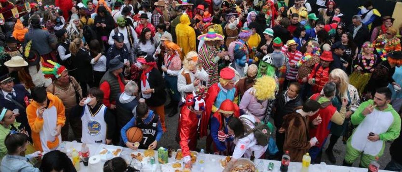 “A Cojonuda” reunió a cientos de personas por los barrios de Aldán. | SANTOS ÁLVAREZ