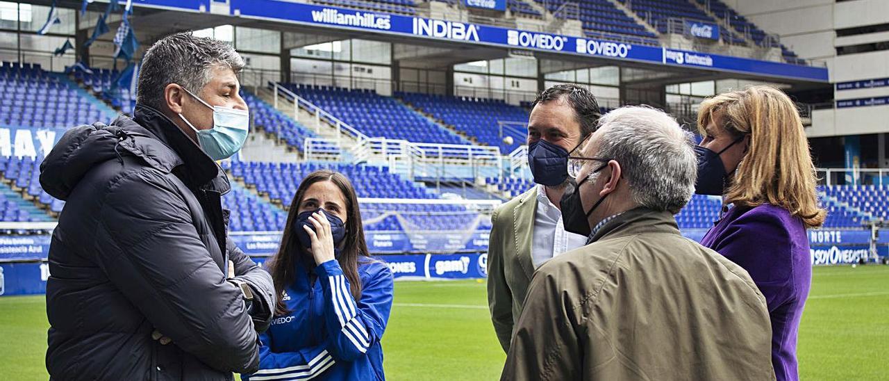 Por la izquierda, César Martín, director de relaciones institucionales del Oviedo; Isina, capitana del Oviedo Femenino; José Moro, presidente del Oviedo Femenino; Miguel Sanz (de espaldas), responsable del área social del club, y Conchita Méndez, concejala de Deportes de Oviedo.