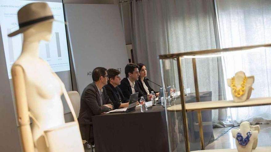 Modesto Lusquiños, Dora Casal, Antonio Puente y María Pérez miembros del consejo del Grupo Adolfo Domínguez ayer,  // Brais Lorenzo