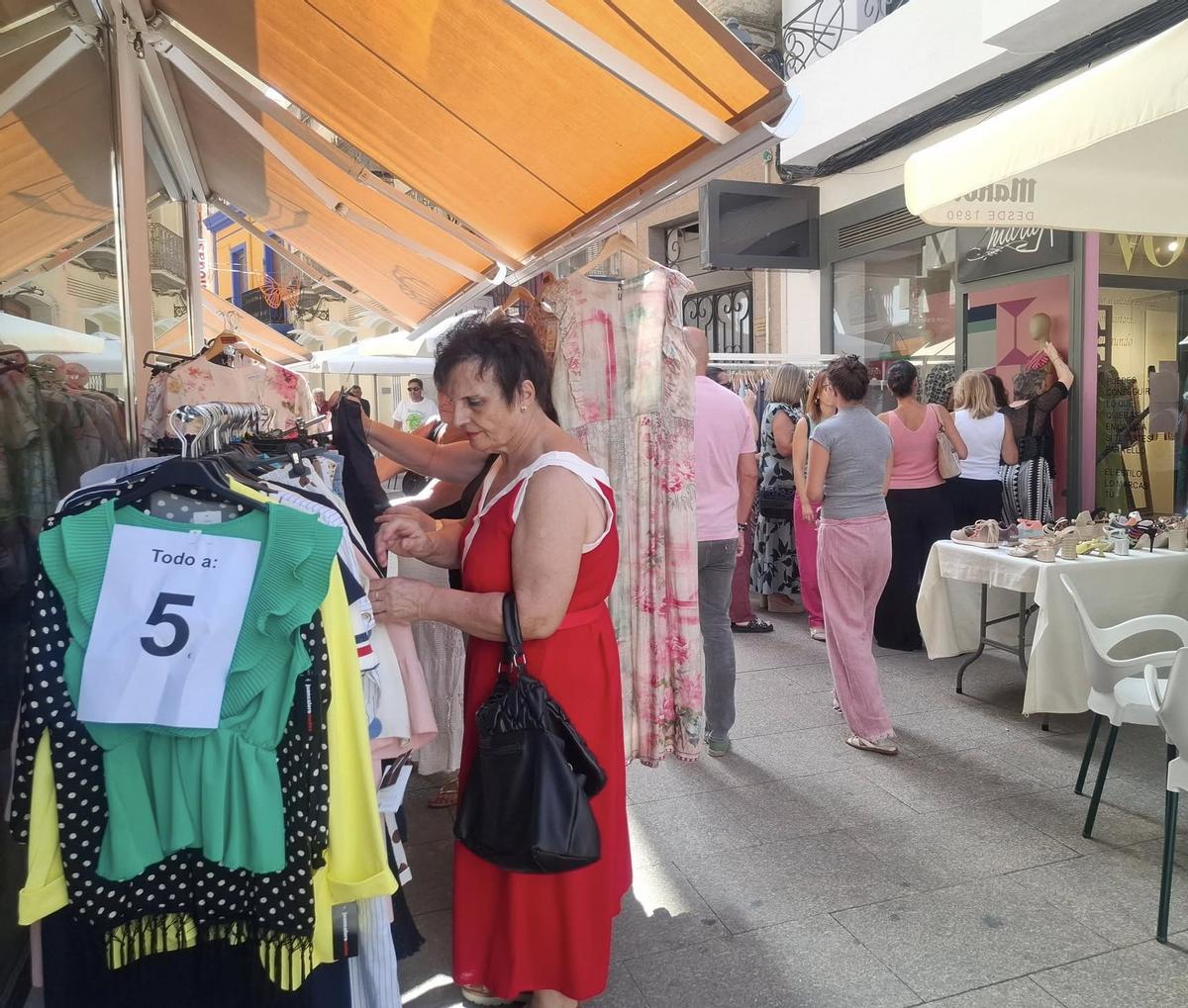 Tiendas en las calles durante una edición anterior del Mercadillo de Asemce