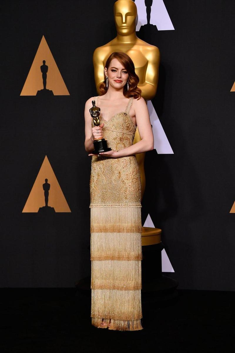 El vestido dorado de Emma Stone combinaba a la perfección con el Oscar