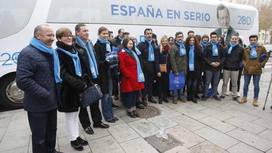 Los representantes del PP de Zamora, con los participantes en la caravana nacional de Nuevas Generaciones