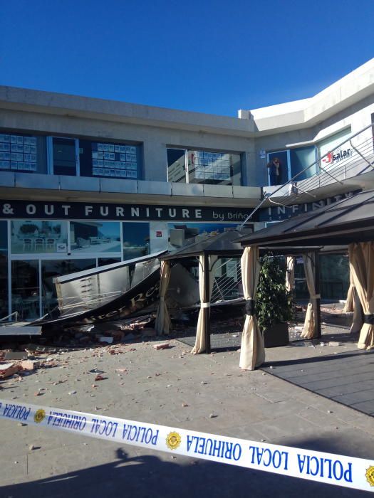 El viento derriba un cartel de grandes dimensiones sobre la terraza de un centro comercial en Orihuela Costa sin causar víctimas