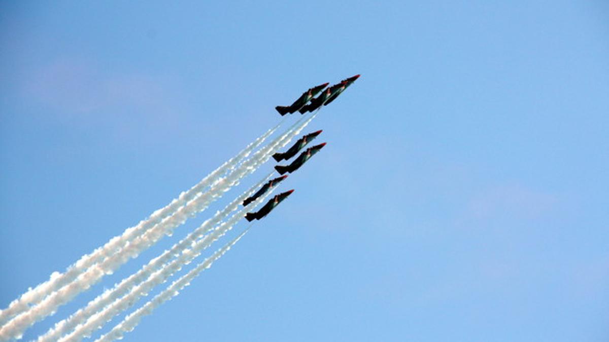 La Patrulla Águila realiza algunas acrobacias durante la demostración aérea de la Festa al Cel en Mataró, en una imagen de archivo.