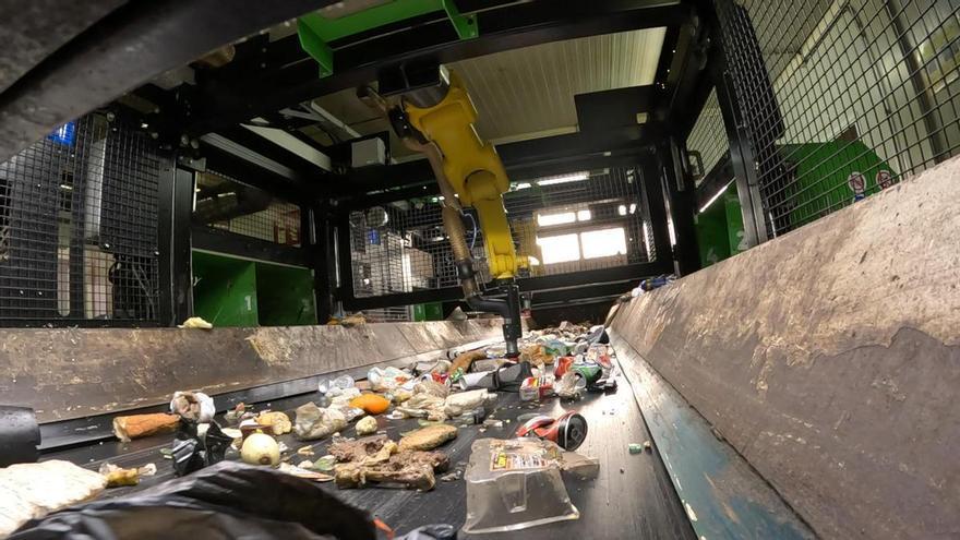 La Emtre implementa robots con IA en la planta de Manises para recuperar 230.000 kilos de envases al año