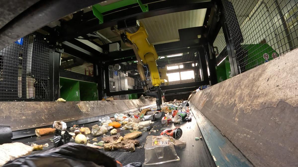 La Emtre implementa robots con IA en la planta de Manises para recuperar 230.000 kilos de envases al año