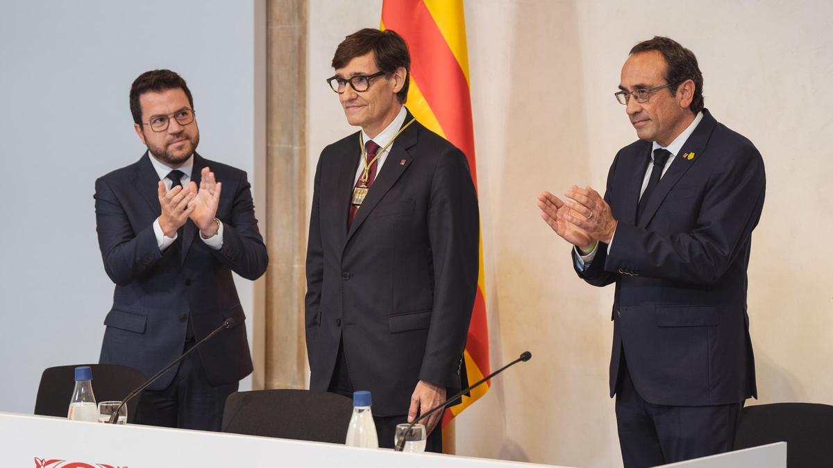 El president de la Generalitat, Salvador Illa, junto al expresident Pere Aragonès y el presidente del Parlament, Josep Rull