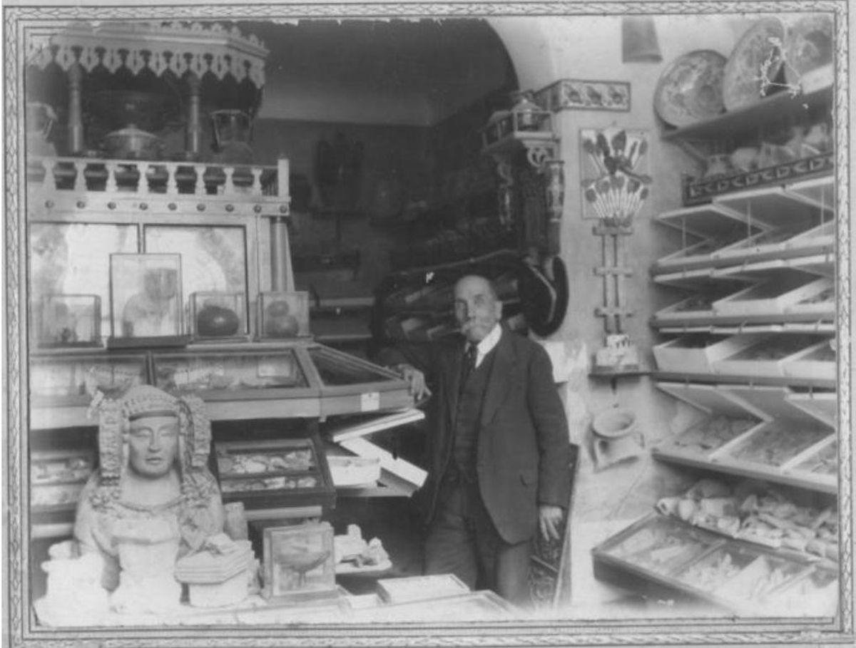 Pere Ibarra al seu museu el 1933.