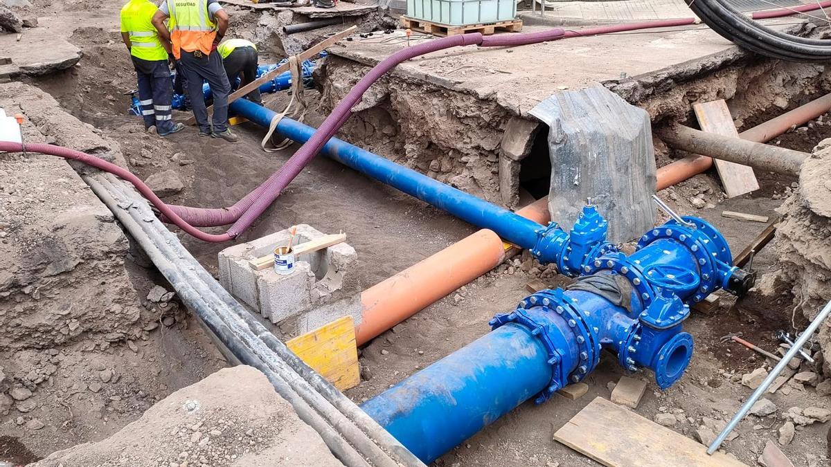 Trabajos en las canalización de la calle de La Rosa.