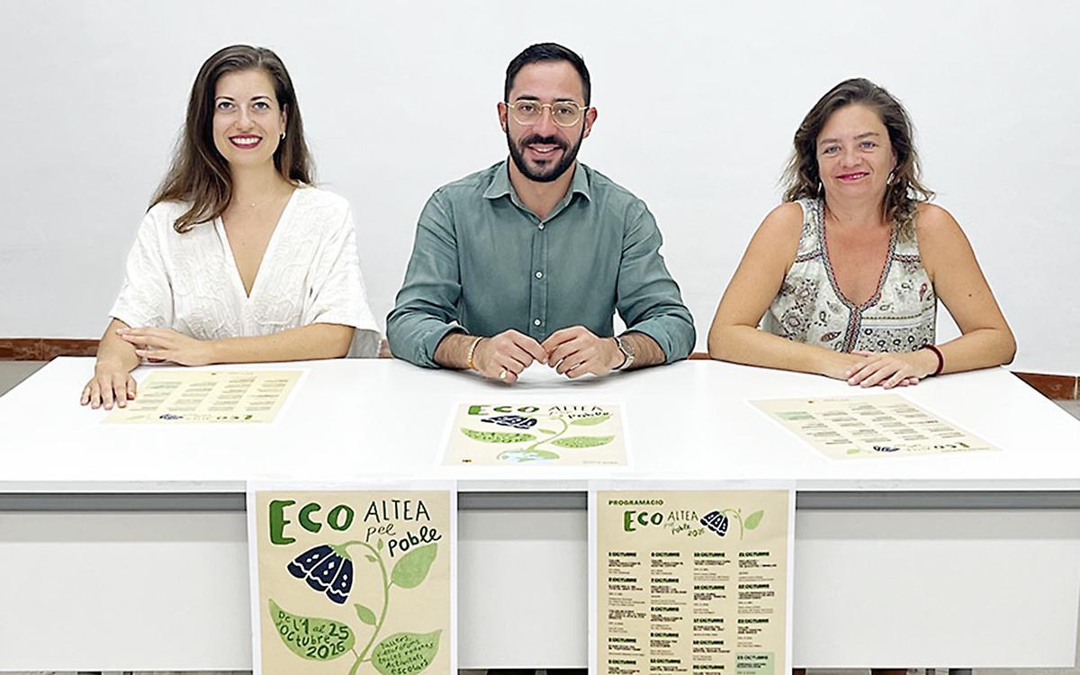 Joaquim Devesa, concejal de Participación Ciudadana, junto a las organizadoras de EcoAltea, Ana Such y Marina Vega (de blanco).