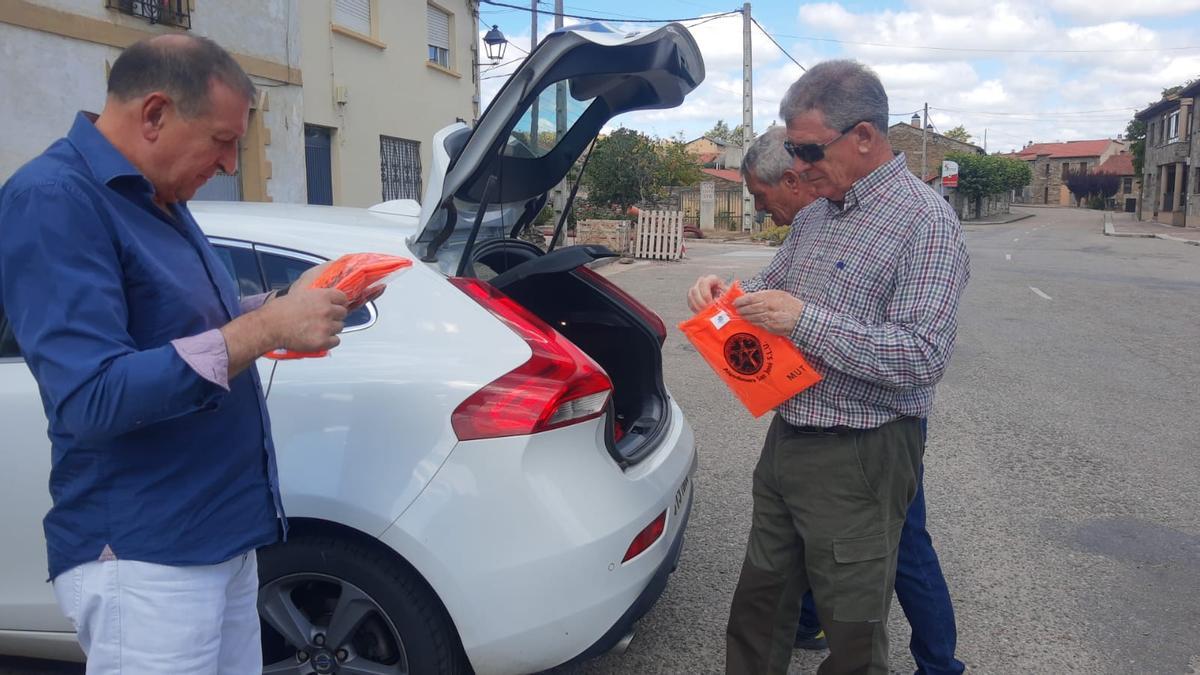 Representantes de la Federación de Caza en la zona del incendio