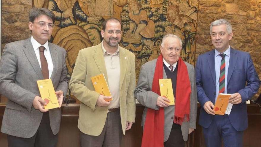 O director xeral de Xustiza, Juan José Martín Álvarez; o secretario da RAG, Henrique Monteagudo; o presidente, Xesús Alonso Montero; e o secretario xeral de Política Lingüística, Valentín García, co libro.