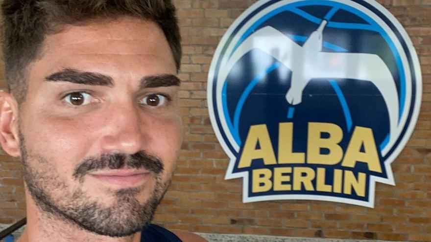 Óscar Alvarado posa junto al escudo del Alba Berlín, antes de entrar en la pista de entrenamiento. | | LP/DLP