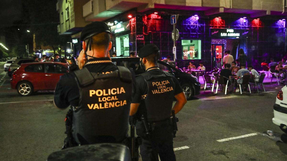 Dispositivo especial policial contra el botellón en la plaza de Honduras de València.